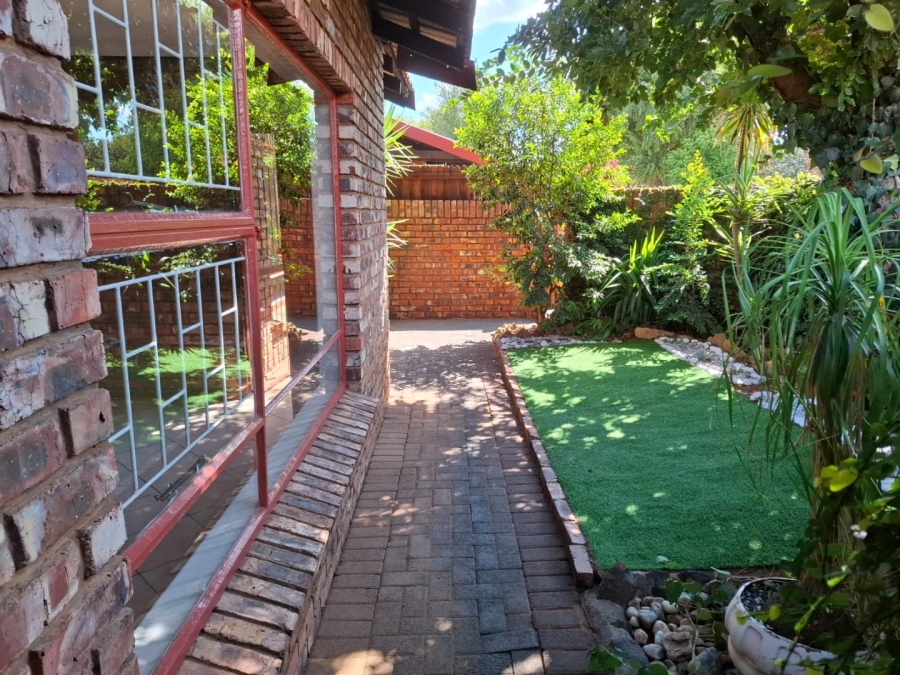 2 Bedroom Property for Sale in Langenhovenpark Free State